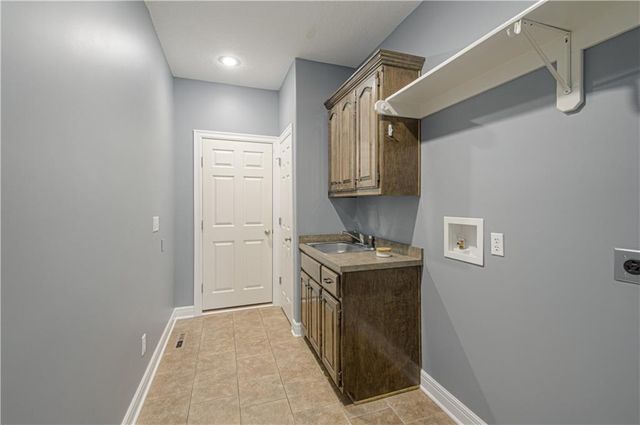 901 Chisam Road, Kearney, MO 64060