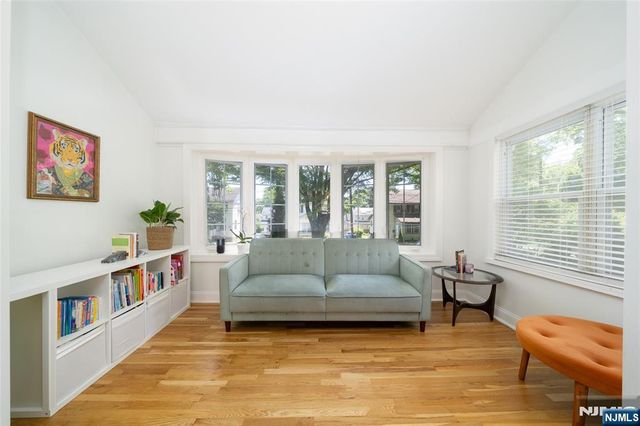 1096 Stasia Street, Teaneck, NJ 07666