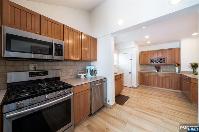 1096 Stasia Street, Teaneck, NJ 07666