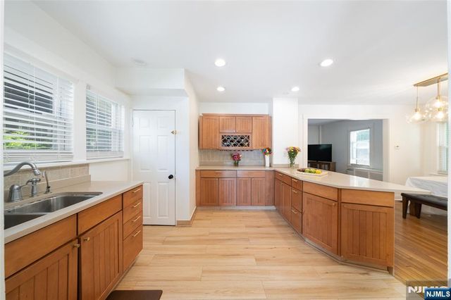 1096 Stasia Street, Teaneck, NJ 07666