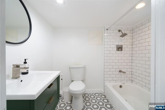 1096 Stasia Street, Teaneck, NJ 07666
