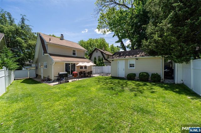 1096 Stasia Street, Teaneck, NJ 07666