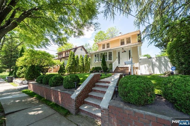 1096 Stasia Street, Teaneck, NJ 07666