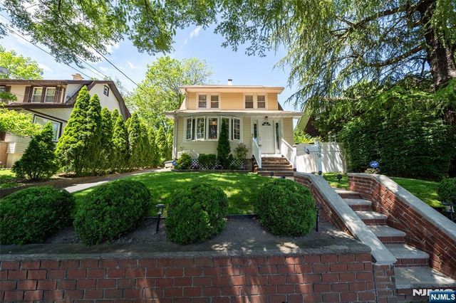 1096 Stasia Street, Teaneck, NJ 07666