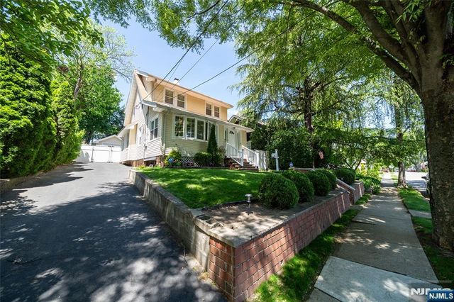 1096 Stasia Street, Teaneck, NJ 07666