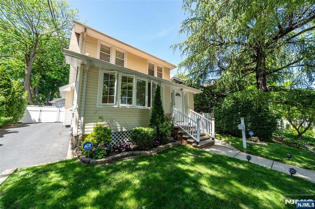 1096 Stasia Street, Teaneck, NJ 07666