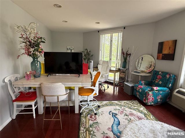 50 Pine 214, Montclair, NJ 07042