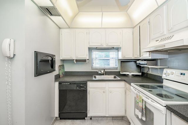 9500 N Hollybrook Lake Dr 109, Pembroke Pines, FL 33025