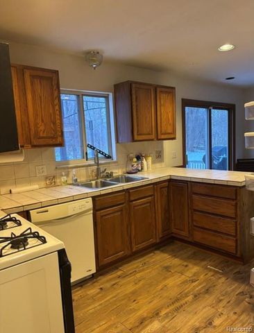 6099 Brookwood Drive, Burton, MI 48509