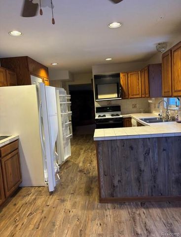 6099 Brookwood Drive, Burton, MI 48509