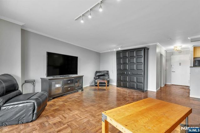 2000 Linwood Avenue 9E, Fort Lee, NJ 07024