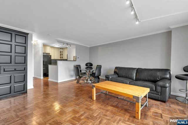 2000 Linwood Avenue 9E, Fort Lee, NJ 07024