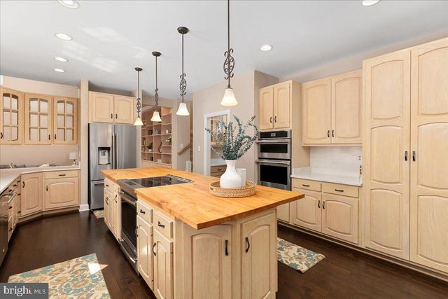 1358 LAKE FOREST CT, Reston, VA 20194