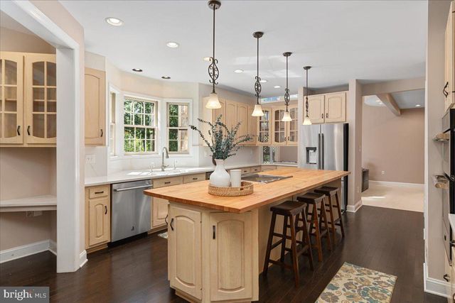 1358 LAKE FOREST CT, Reston, VA 20194