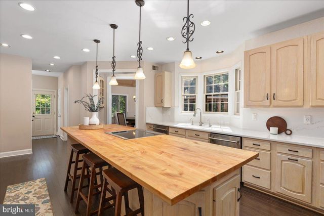 1358 LAKE FOREST CT, Reston, VA 20194