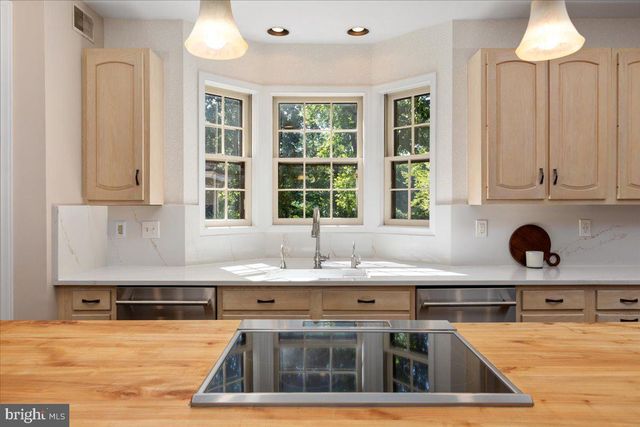 1358 LAKE FOREST CT, Reston, VA 20194