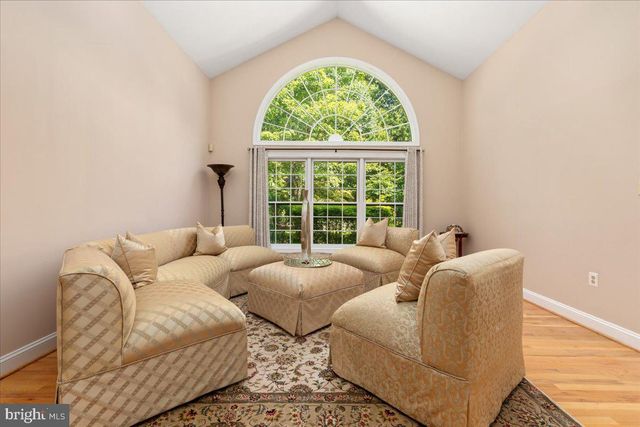 1358 LAKE FOREST CT, Reston, VA 20194