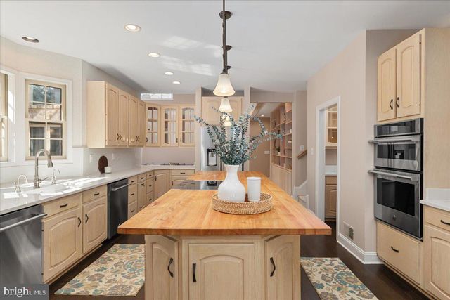 1358 LAKE FOREST CT, Reston, VA 20194