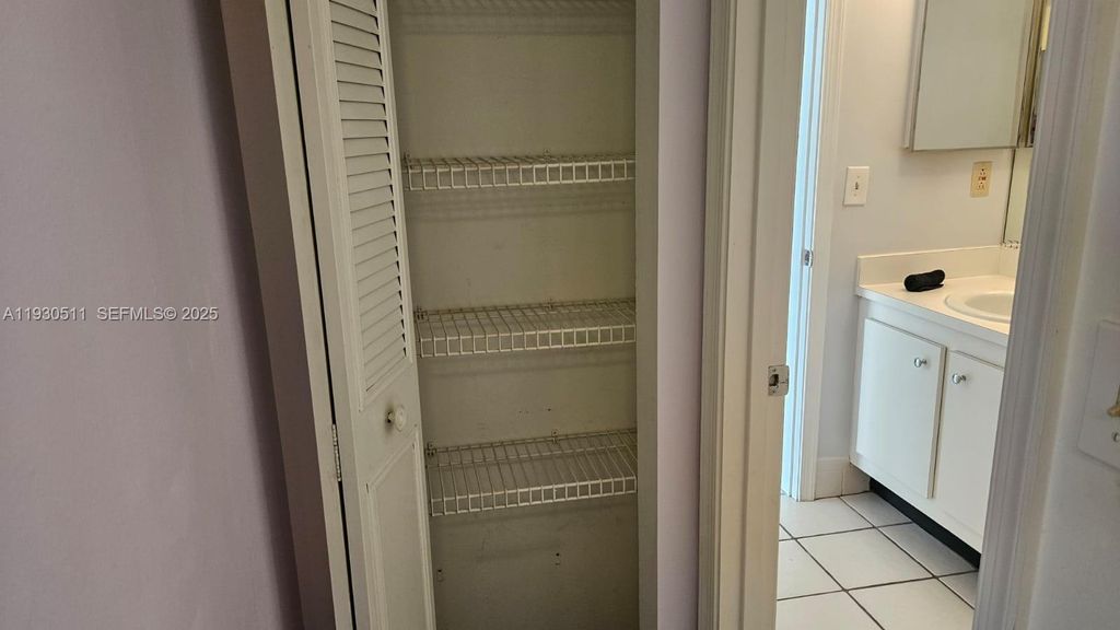 9330 Lagoon Pl 302, Davie, FL 33324