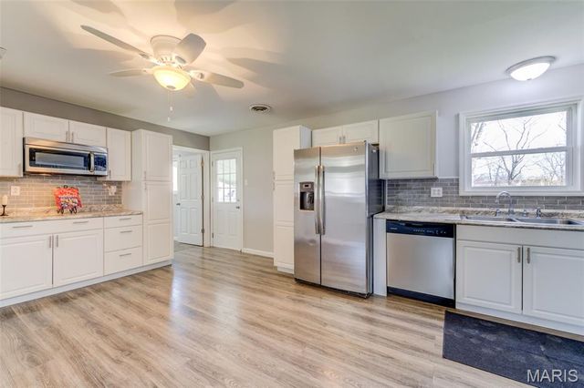 2 Country Lane, Warrenton, MO 63383