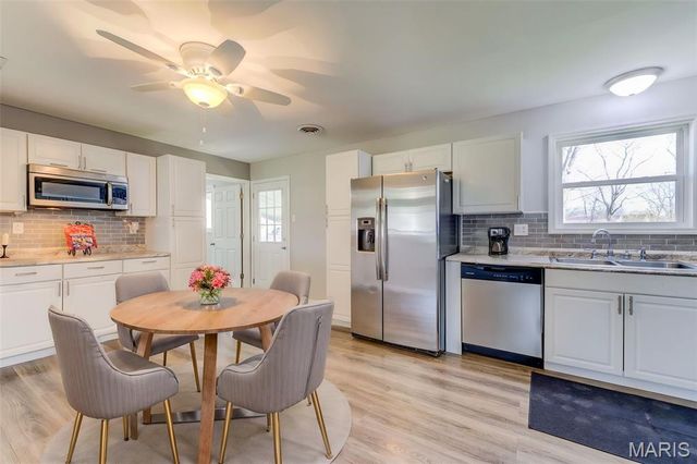 2 Country Lane, Warrenton, MO 63383