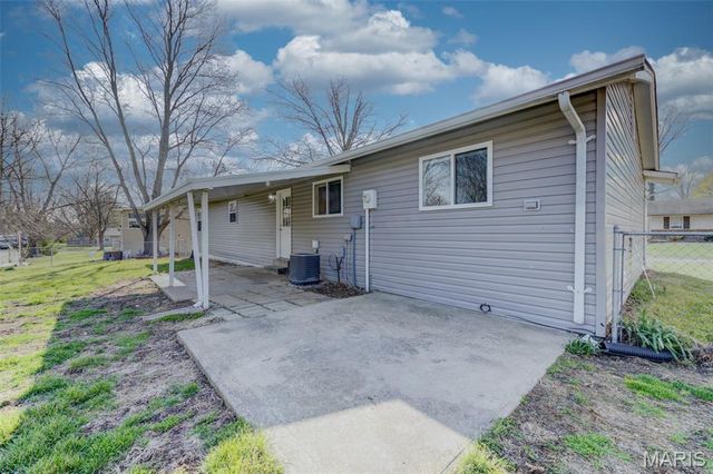 2 Country Lane, Warrenton, MO 63383