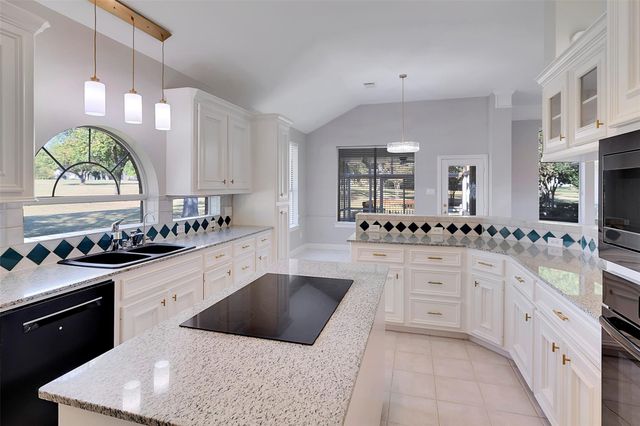 12 Monterrey Road E, Montgomery, TX 77356