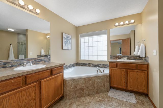 2905 E Lanners Cir, Wichita, KS 67219