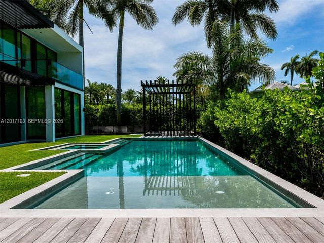 2520 Shelter Ave, Miami Beach, FL 33140