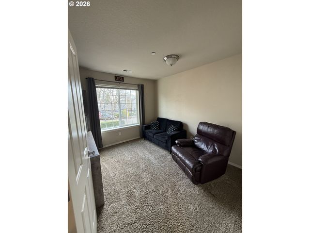 744 Nw 3RD Ave, Canby, OR 97013