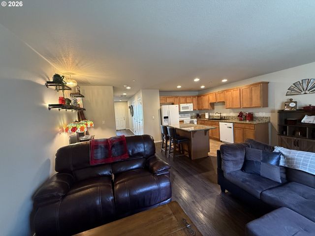 744 Nw 3RD Ave, Canby, OR 97013