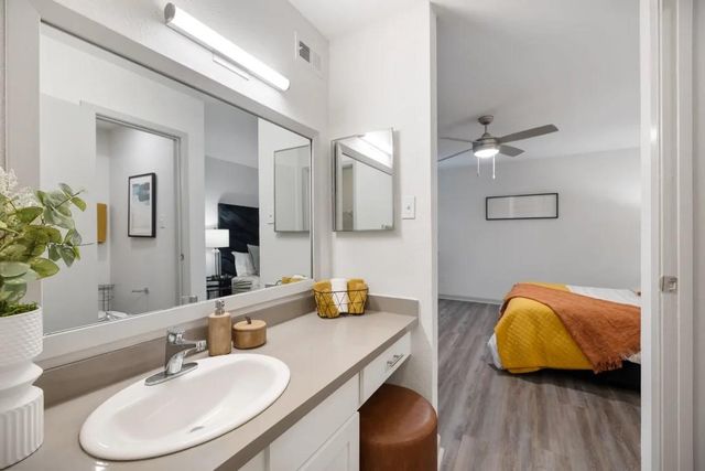 2800 S Ashford Road 102, Houston, TX 77082