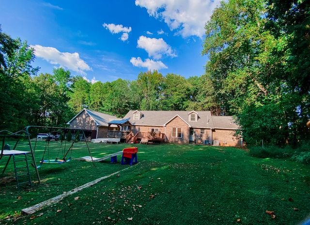 1006 Clearview Pt, Cottontown, TN 37048