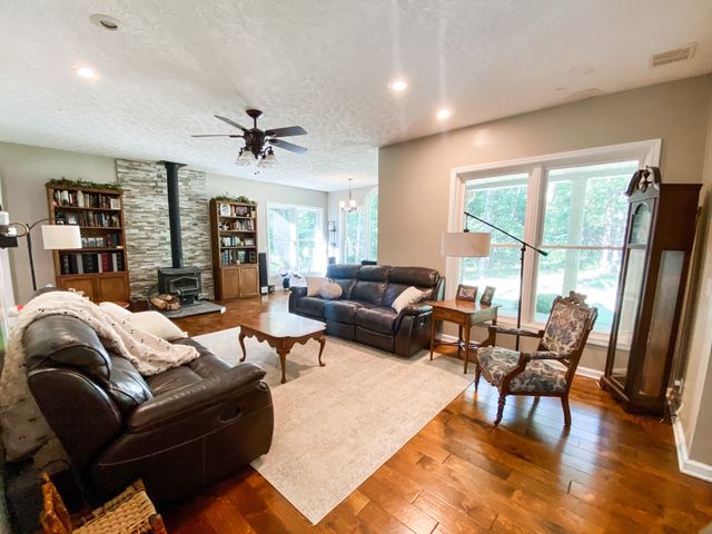 1006 Clearview Pt, Cottontown, TN 37048
