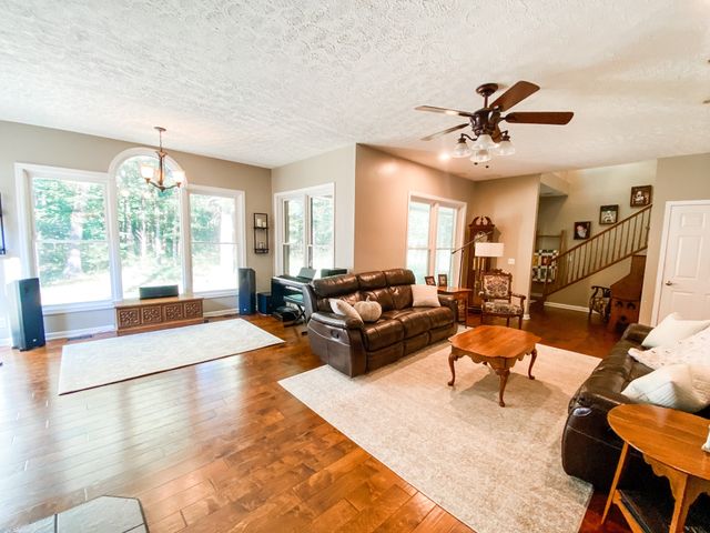 1006 Clearview Pt, Cottontown, TN 37048