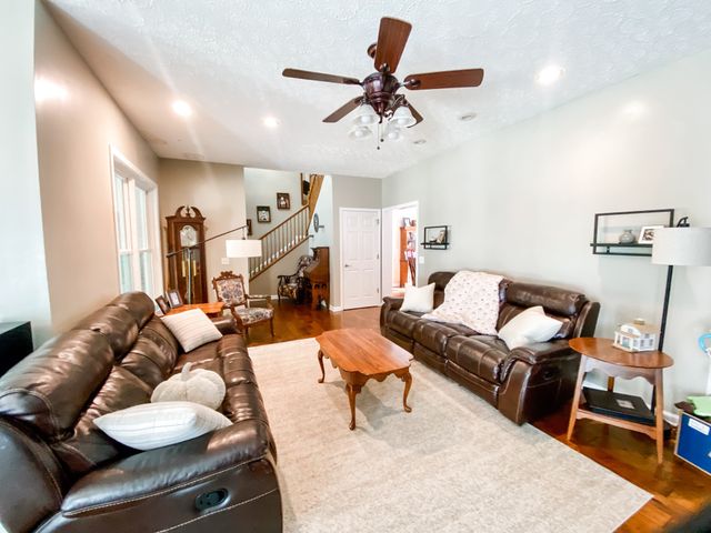 1006 Clearview Pt, Cottontown, TN 37048