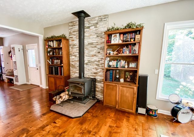 1006 Clearview Pt, Cottontown, TN 37048