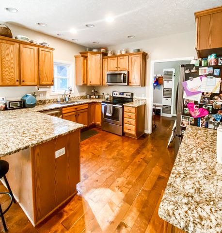 1006 Clearview Pt, Cottontown, TN 37048