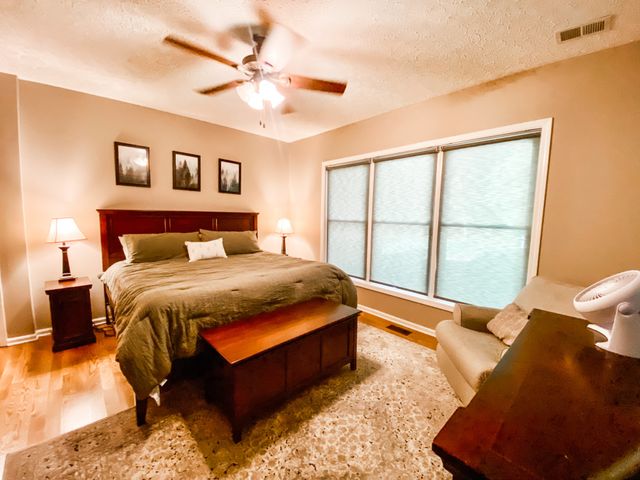 1006 Clearview Pt, Cottontown, TN 37048
