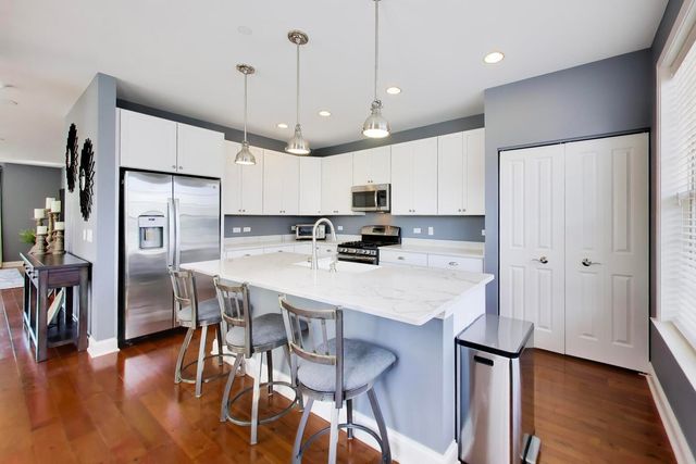 1910 Dauntless Drive, Glenview, IL 60026