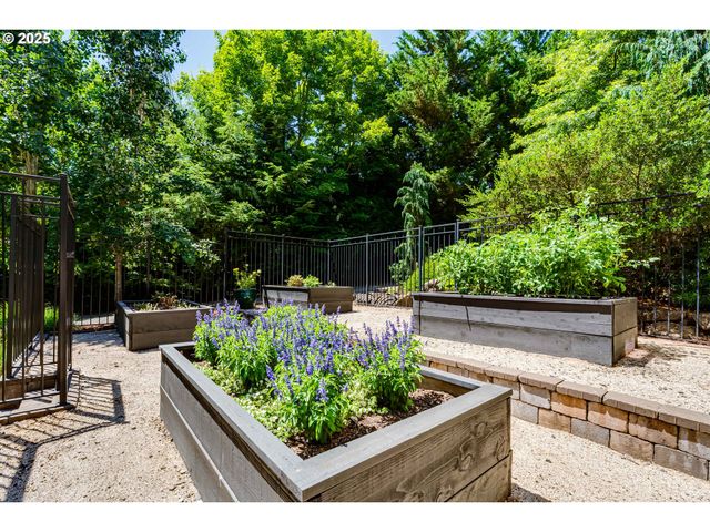 3944 LOS ALTOS Ln, Eugene, OR 97405