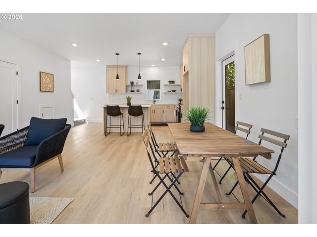 3819 Sw POMONA St, Portland, OR 97219
