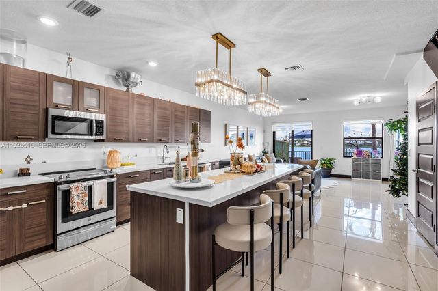 9114 NW 158th St, Miami Lakes, FL 33018