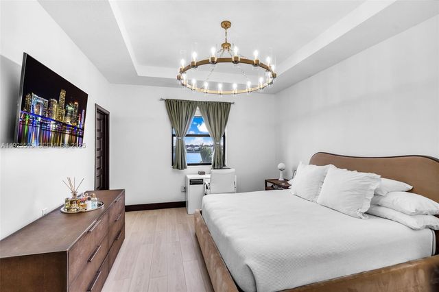 9114 NW 158th St, Miami Lakes, FL 33018