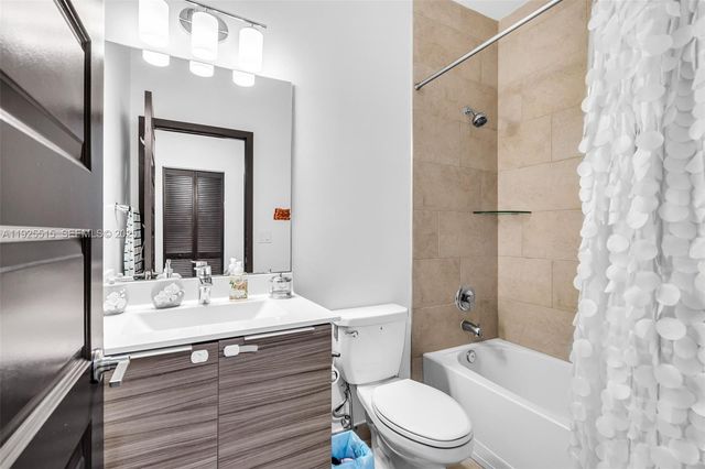 9114 NW 158th St, Miami Lakes, FL 33018