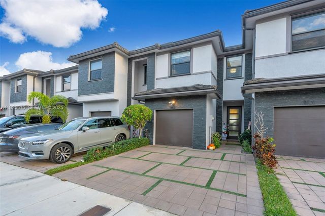 9114 NW 158th St, Miami Lakes, FL 33018