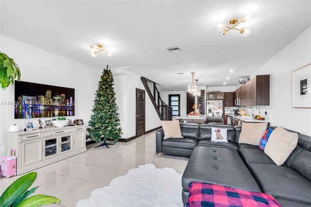 9114 NW 158th St, Miami Lakes, FL 33018