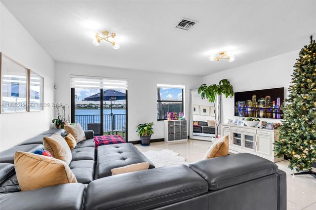 9114 NW 158th St, Miami Lakes, FL 33018