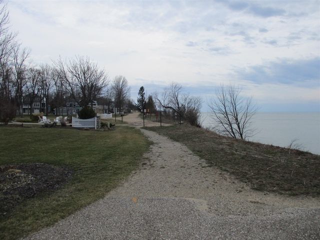 7237 Lakeview Avenue, South Haven, MI 49090