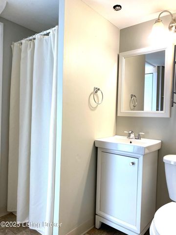 1109 Farman Ct, Louisville, KY 40219